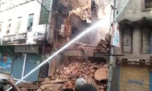 Gwalior: पटाखे की चिंगारी से जूता फैक्ट्री के गोदाम में भड़की आग से हड़कम्प