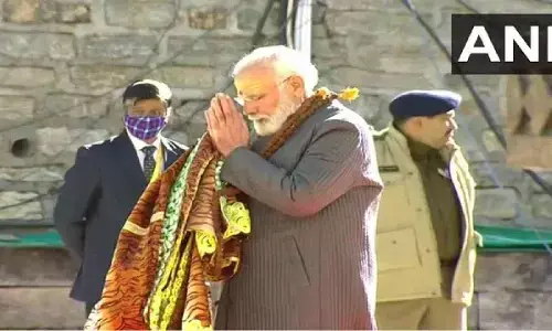 केदारनाथ में मोदी: पहाड़ का पानी और जवानी अब उसी के काम आएगा केदारनाथ में मोदी: पहाड़ का पानी और जवानी अब उसी के काम आएगा