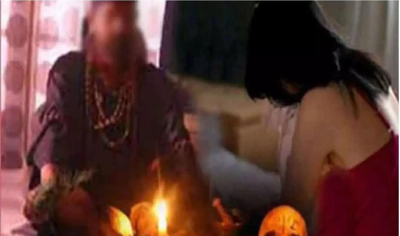 Sidhi News: तंत्र-मंत्र के चक्कर में युवती की गई जान, शव रखकर सड़क किया जाम, तांत्रिक पर मामला दर्ज करने की मांग