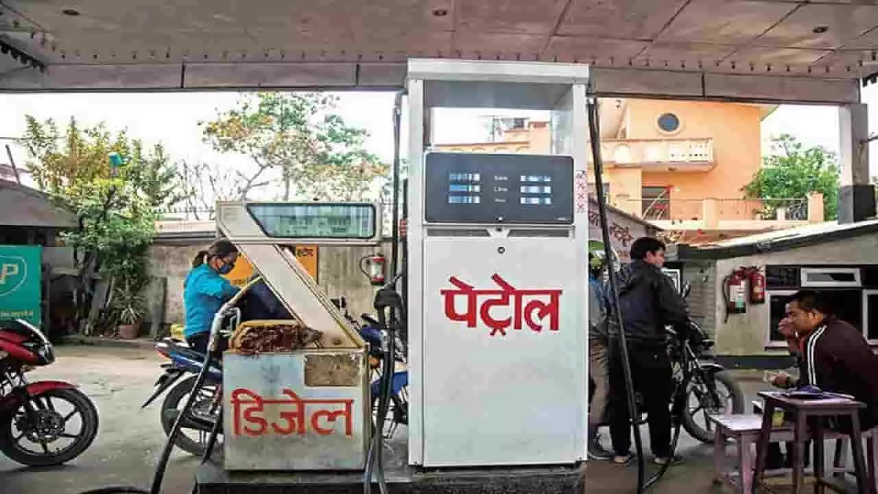 नेपाल जाकर पेट्रोल डलवा रहे हिंदुस्तानी, गरीब देश होने के बाद भी भारत से सस्ता है ईंधन