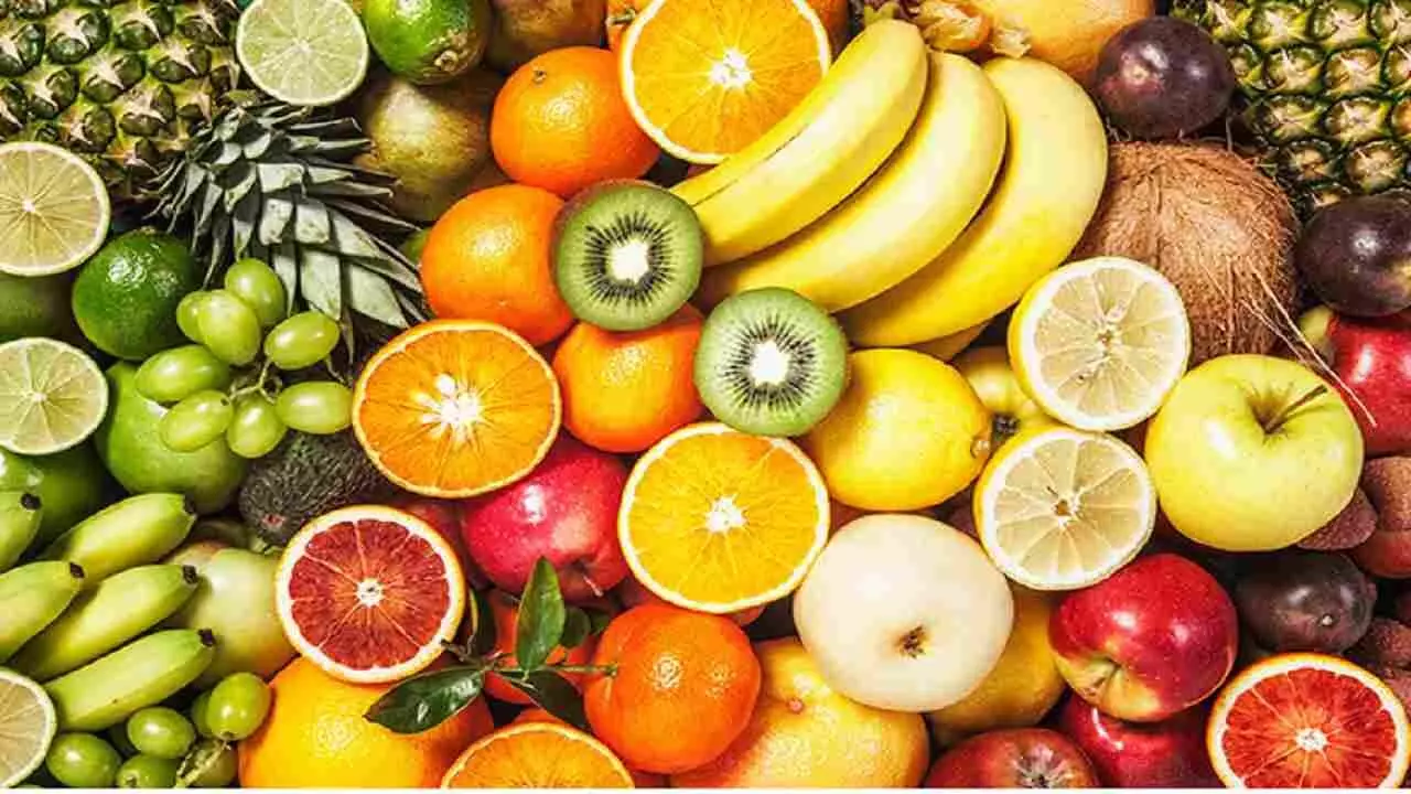 Winter Fruits: सर्दी के मौसम में करें इन फलों का सेवन, स्वस्थ रहेगा शरीर, नहीं होगा ठंड का असर