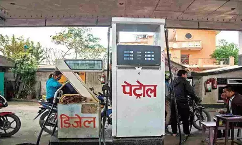 नेपाल जाकर पेट्रोल डलवा रहे हिंदुस्तानी, गरीब देश होने के बाद भी भारत से सस्ता है ईंधन