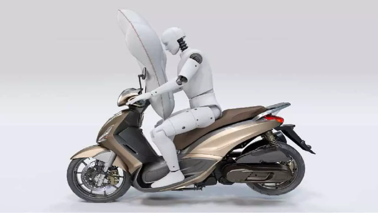 अब बाइक और स्कूटी में भी मिलेगा एयरबैग, टक्कर होने पर मिलिसेकेंड्स के अंदर ही खुल जाएगा अब बाइक और स्कूटी में भी मिलेगा एयरबैग, टक्कर होने पर मिलिसेकेंड्स के अंदर ही खुल जाएगा