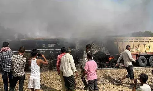 Rajasthan Barmer Bus Accident: ट्रेलर-बस की टक्कर के बाद लगी भीषण आग, 12 लोगो की मौत Rajasthan Barmer Bus Accident: ट्रेलर-बस की टक्कर के बाद लगी भीषण आग, 12 लोगो की मौत