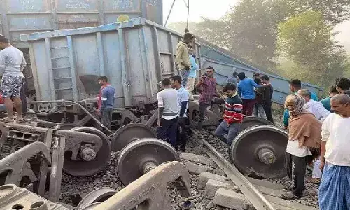Jaunpur Train Accident: भीषण हादसा, ट्रैक से उतरी ट्रैन की 21 बोगियां, वाराणसी लखनऊ रूट बंद Jaunpur Train Accident: भीषण हादसा, ट्रैक से उतरी ट्रैन की 21 बोगियां, वाराणसी लखनऊ रूट बंद