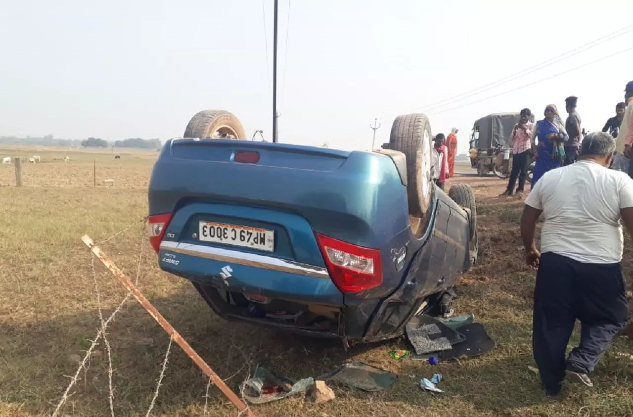 Rewa News: टायर फटने से पलटी तेज रफ्तार कार, 3 घायल
