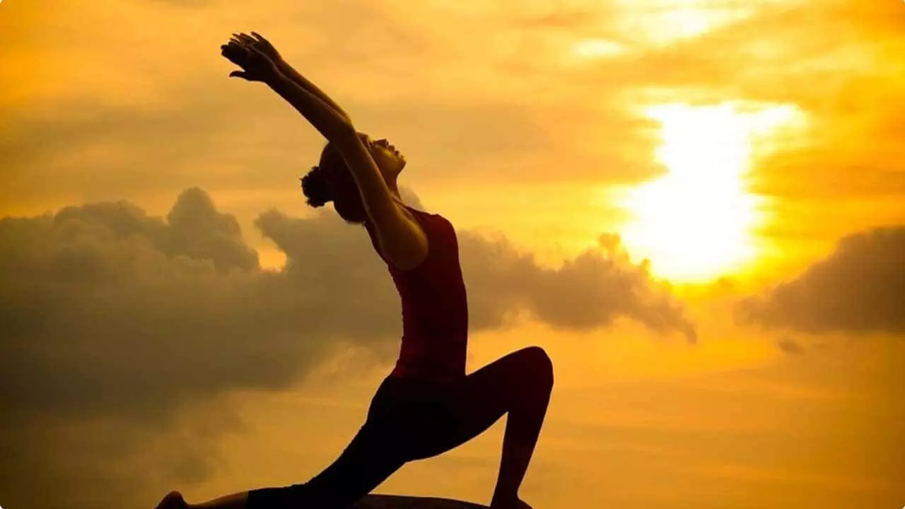 Yoga Tips: सूर्य नमस्कार करते समय बिल्कुल न करें ये गलतियां