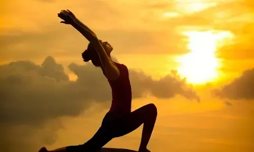 Yoga Tips: सूर्य नमस्कार करते समय बिल्कुल न करें ये गलतियां