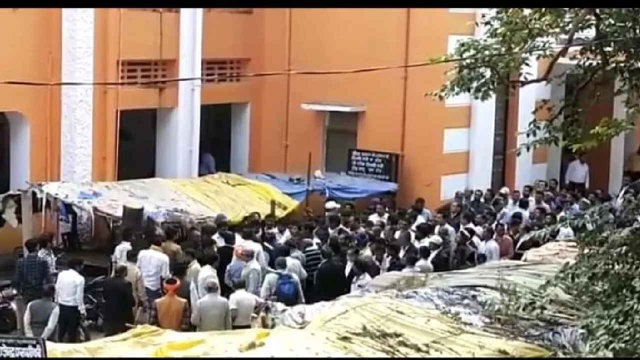 Rewa Court News: पेशी में लाए गये युवक ने न्यायालय की दूसरी मंजिल से लगाई छलांग, मचा हड़कंप