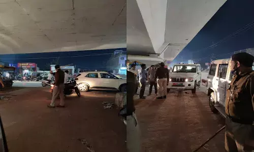 शराबियों पर चला Rewa प्रशासन का डंडा, चौराहे में खड़े होकर जाम छलका रहे थे शराबियों पर चला Rewa प्रशासन का डंडा, चौराहे में खड़े होकर जाम छलका रहे थे