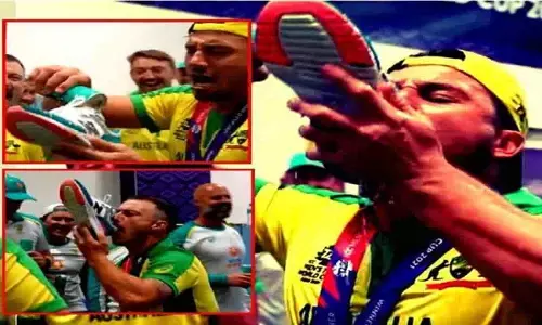 T-20 WC: ऑस्ट्रेलिया ने मैच जीतने के बाद बड़ा घिनहाप मचा दिया, ड्रिंक को जूते में डालकर पी गए