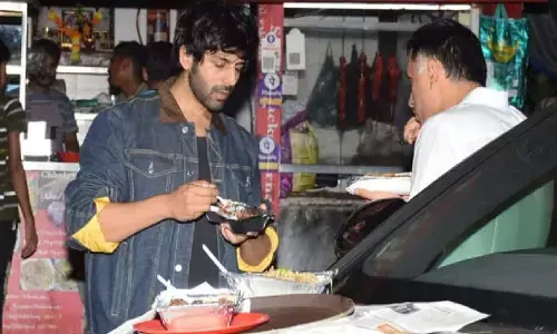Kartik Aryan को स्ट्रीट फूड खाते देखा गया, Lamborghini के बोनट को बनाया डायनिंग टेबल