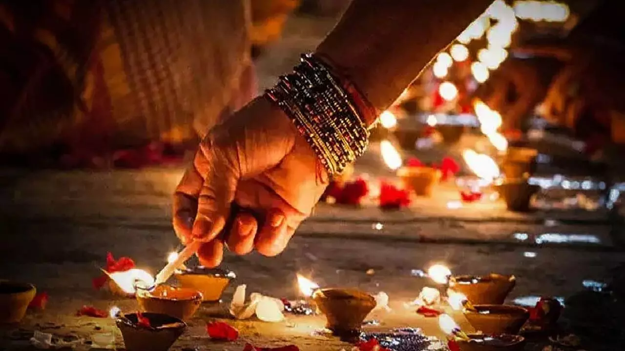 Dev Diwali 2021: कार्तिक मास की पूर्णिमा को मनाई जाती है देव दीपावली, जानिए क्या है दीपदान का महात्म्य?