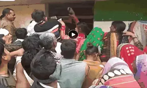 खाद के लिए चप्पलबाजी, युवक को महिला ने चप्पलों से पीटा, वीडियों वायरल