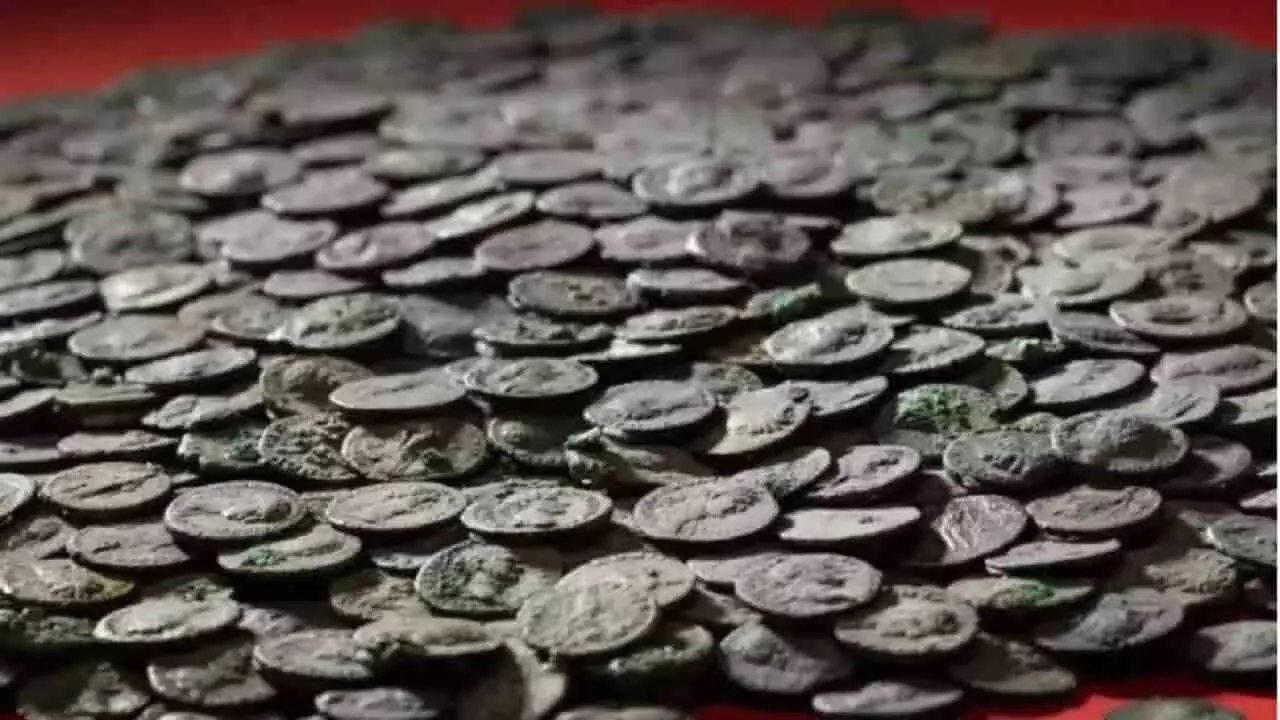 नदी की गहराई में मिला 1800 साल पुराना खजाना, गड्ढे में दफन थे चांदी के 5,500 सिक्के