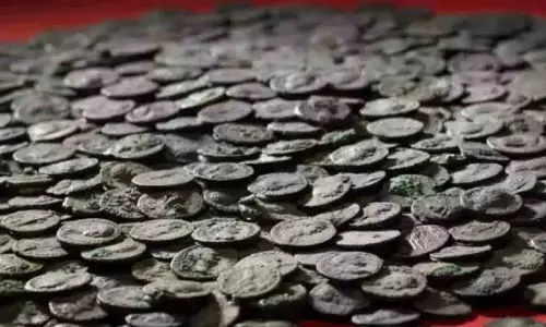 नदी की गहराई में मिला 1800 साल पुराना खजाना, गड्ढे में दफन थे चांदी के 5,500 सिक्के