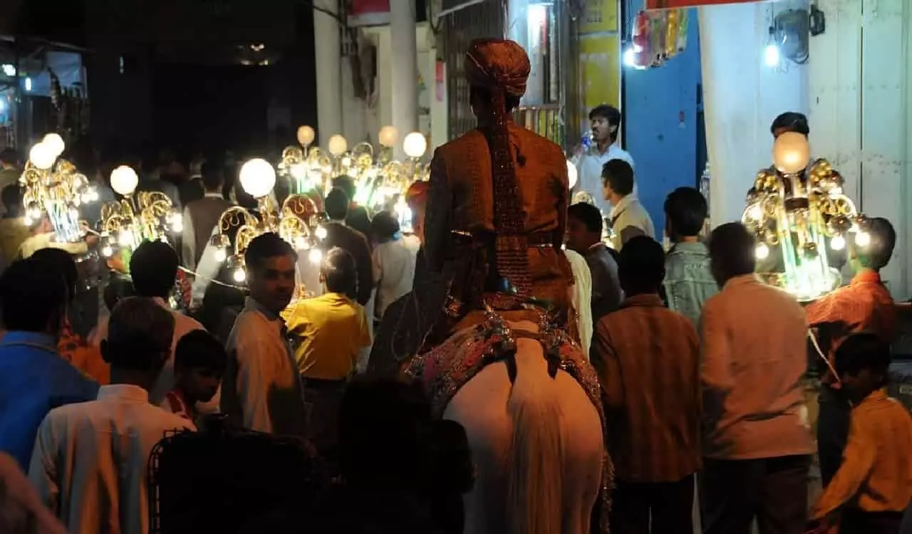 Rewa News: डीजे की धुन पर जश्न में डूबी बारात के बीच जा घुसी कार, फिर मच गई चीख पुकार, फिर हुआ बवाल