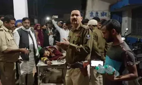 बिहार में फिर से पत्रकार को मारी गोली, दर्द से कराह रहा था पीड़ित और पुलिस वाले ठहाके मार रहे थे, देखें वीडियो बिहार में फिर से पत्रकार को मारी गोली, दर्द से कराह रहा था पीड़ित और पुलिस वाले ठहाके मार रहे थे, देखें वीडियो