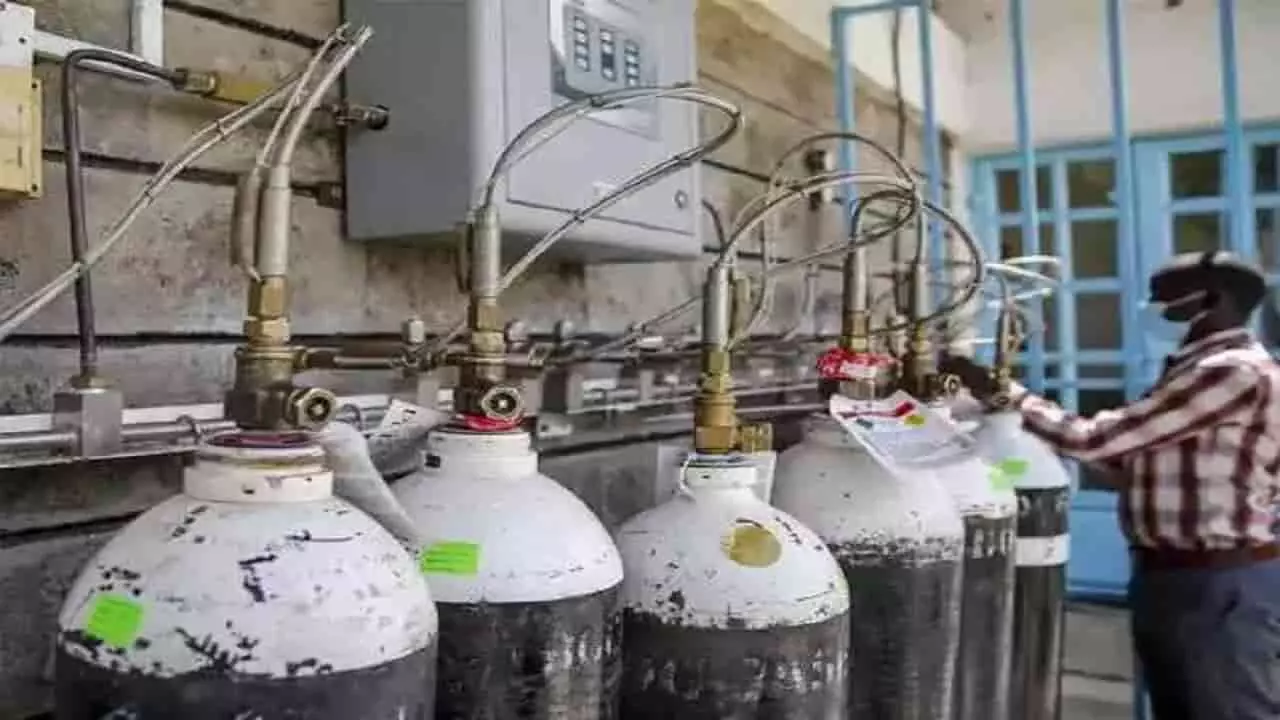 Knowledge News: कभी सोचा है आखिर ऑक्सीज़न सिलेंडर गोल क्यों होता है? जानिए इसके पीछे का कारण Knowledge News: कभी सोचा है आखिर ऑक्सीज़न सिलेंडर गोल क्यों होता है? जानिए इसके पीछे का कारण