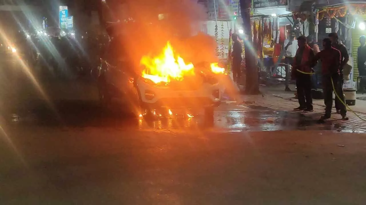 रीवा शहर के व्यस्त चौराहे में धू-धू कर जलने लगी कार, मच गई भगदड़