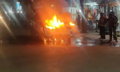 रीवा शहर के व्यस्त चौराहे में धू-धू कर जलने लगी कार, मच गई भगदड़