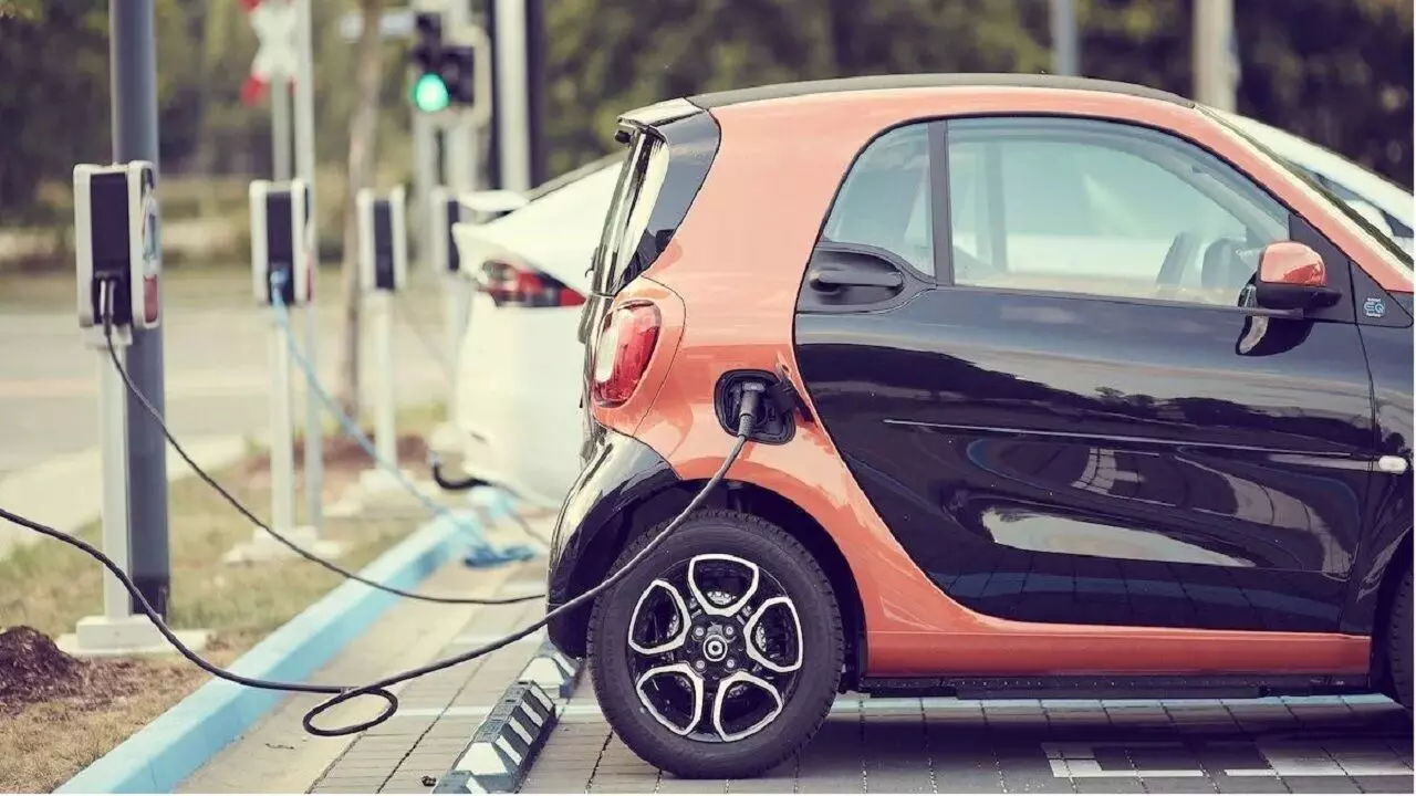 अपनी पुरानी कार को आप इलेक्ट्रिक गाडी में कन्वर्ट कर सकते हैं, जानिए कितना खर्चा आएगा अपनी पुरानी कार को आप इलेक्ट्रिक गाडी में कन्वर्ट कर सकते हैं, जानिए कितना खर्चा आएगा