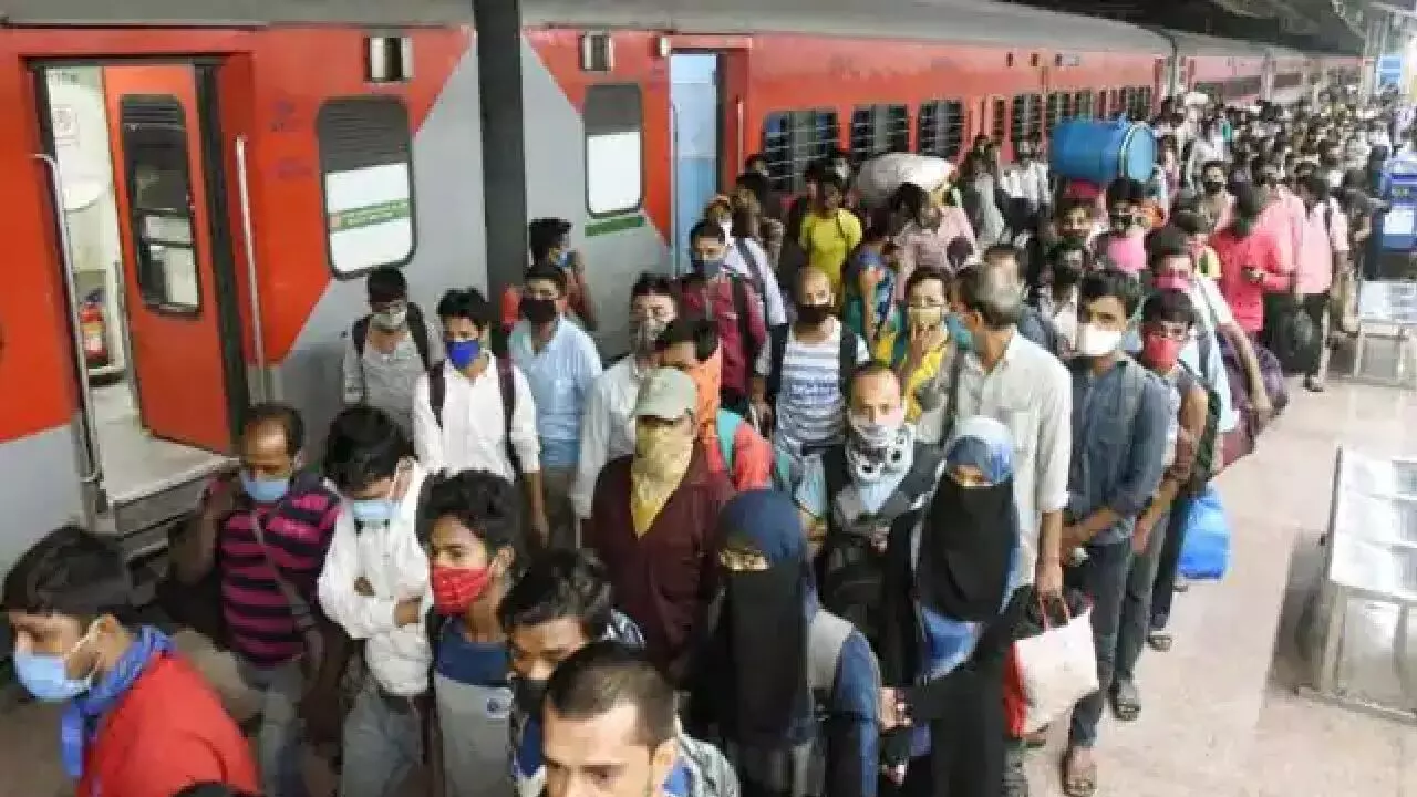 Platform Ticket: इन स्टेशनों पर यात्रियों को मिलेगी 50 की जगह 10 रुपये प्लेटफॉर्म टिकट