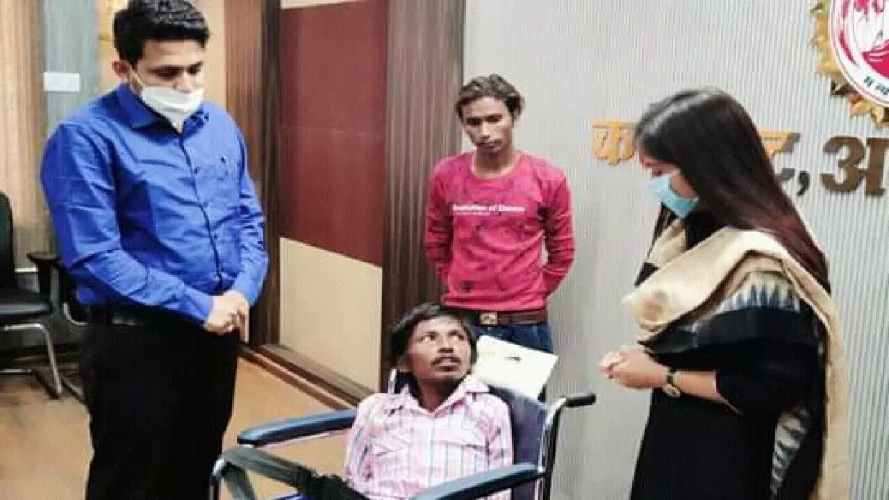 दिव्यांग की पीड़ा सुनकर भावुक हुए Anuppur Collector, फिर किया ये नेक काम