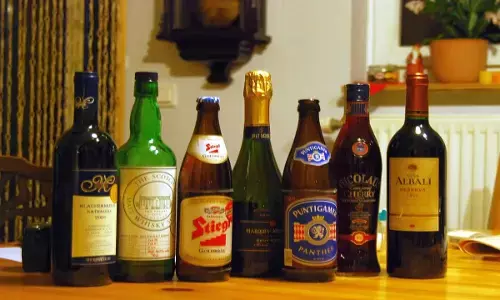 सालों पुरानी होने के बावजूद शराब क्यों नहीं होती खराब, जानिए