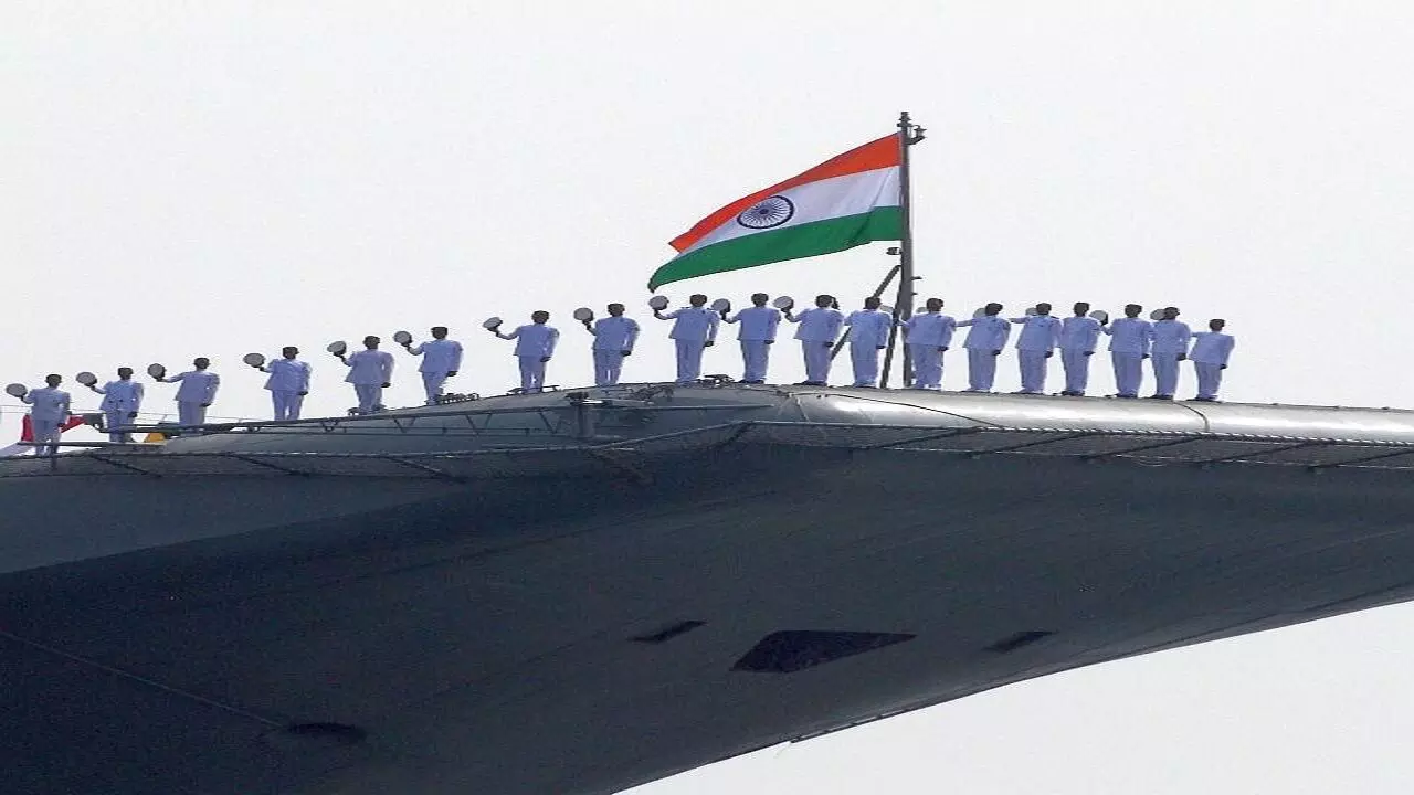 Indian Navy Day: जानें कितनी शक्तिशाली है भारतीय नेवी, खौफ खाता है पाकिस्तान Indian Navy Day: जानें कितनी शक्तिशाली है भारतीय नेवी, खौफ खाता है पाकिस्तान