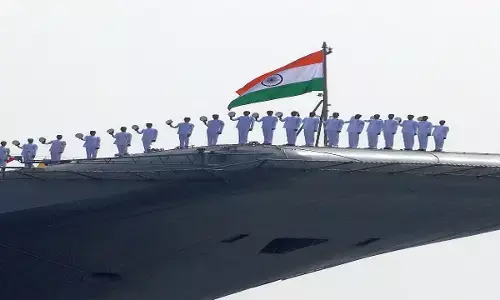 Indian Navy Day: जानें कितनी शक्तिशाली है भारतीय नेवी, खौफ खाता है पाकिस्तान
