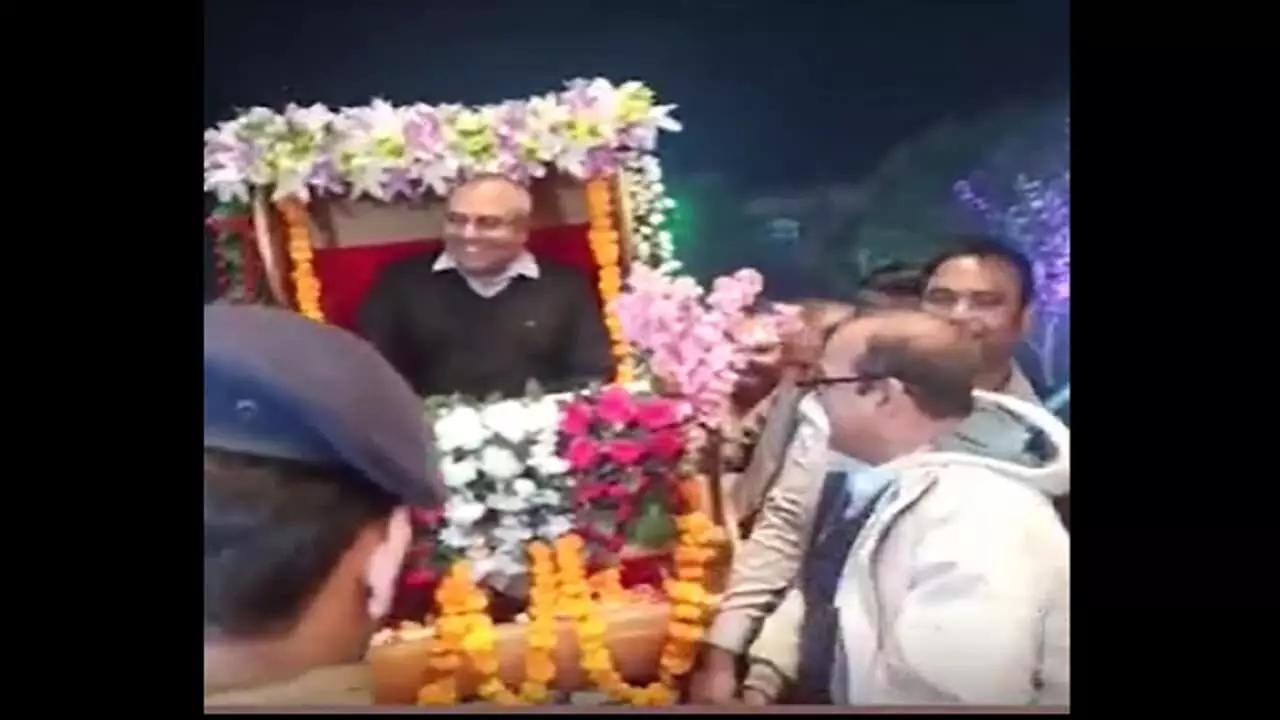 MP में अनोखी विदाई, दुल्हन की तरह जवानों ने SP को डोली में बैठाया