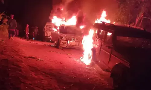 नागालैंड में गोलाबारी से 13 की मौत, भड़के ग्रामीणों ने सुरक्षाबलों की गाड़ियां आग के हवाले दी नागालैंड में गोलाबारी से 13 की मौत, भड़के ग्रामीणों ने सुरक्षाबलों की गाड़ियां आग के हवाले दी