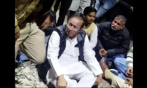 former Deputy Speaker of Vidhan Sabha enraged by misbehavior in Tola Plaza sat on dharna