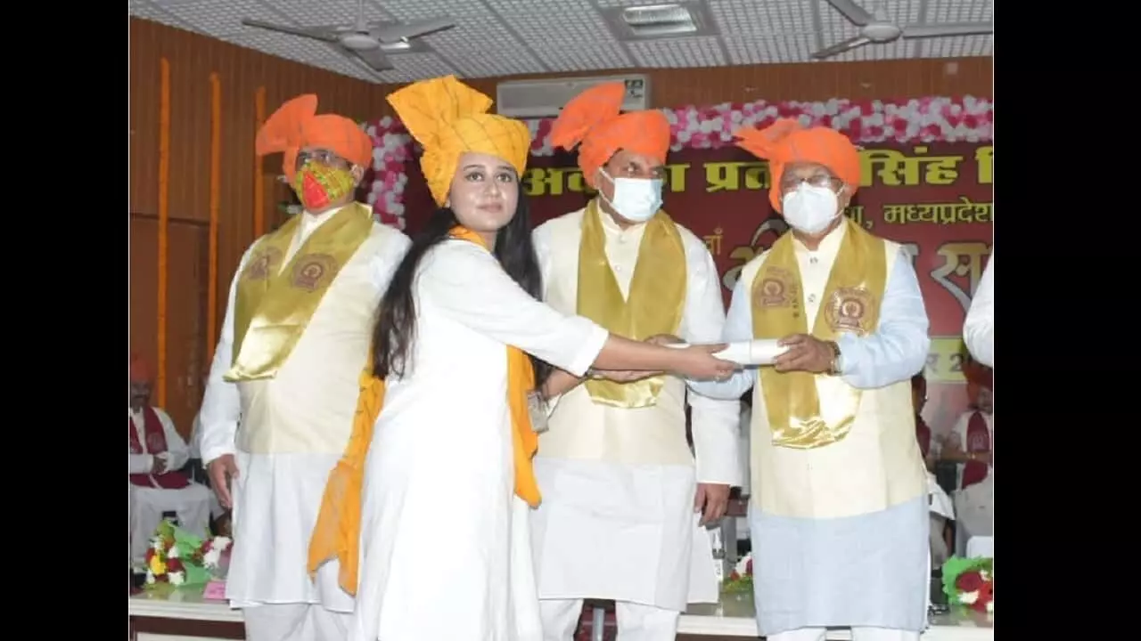 समाज में ज्ञानवान, न्यायवान और आदर्श नागरिक के रूप में अपनी पहचान बनाएं: मध्य प्रदेश राज्यपाल समाज में ज्ञानवान, न्यायवान और आदर्श नागरिक के रूप में अपनी पहचान बनाएं: मध्य प्रदेश राज्यपाल