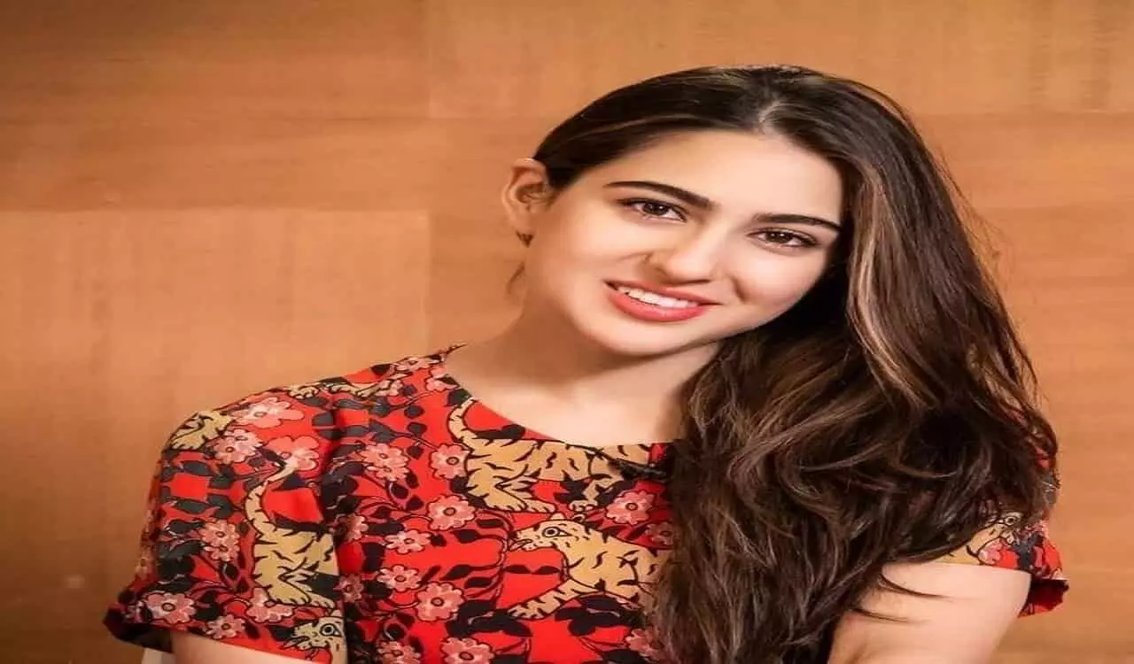 Sara Ali Khan दिल्ली की सड़कों पर बेपरवाह होकर घूमती दिखी, इनका नॉर्मल लुक और बिंदास अंदाज लोगो को खूब लुभा रहा Sara Ali Khan दिल्ली की सड़कों पर बेपरवाह होकर घूमती दिखी, इनका नॉर्मल लुक और बिंदास अंदाज लोगो को खूब लुभा रहा