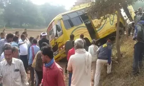 Rewa Bus Accident: यात्रियों से भरी बस पलटी, लगी आग, मची चीख-पुकार