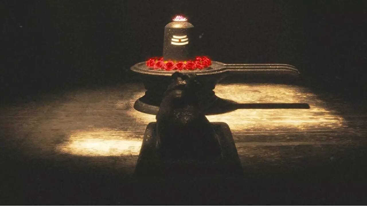 Weird Tourist Place: कहानी ऐसे 700 साल पुराने शिव मंदिर की जिसे भूतों ने बनाया