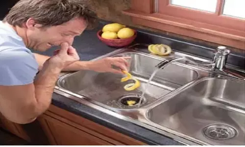 इन टिप्स को फॉलो करके अपने किचन सिंक की बदबू को दूर करें और बनाए उसे खुशबूदार