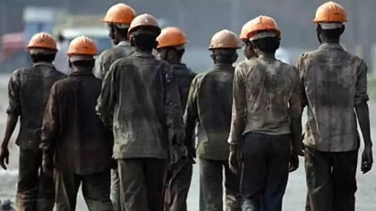 MGNREGA Mobile App: मनरेगा में मोबाईल एप के माध्यम से दर्ज हो रही है मजदूरों की उपस्थिति MGNREGA Mobile App: मनरेगा में मोबाईल एप के माध्यम से दर्ज हो रही है मजदूरों की उपस्थिति