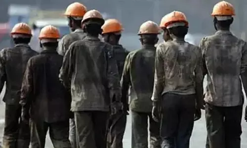 MGNREGA Mobile App: मनरेगा में मोबाईल एप के माध्यम से दर्ज हो रही है मजदूरों की उपस्थिति