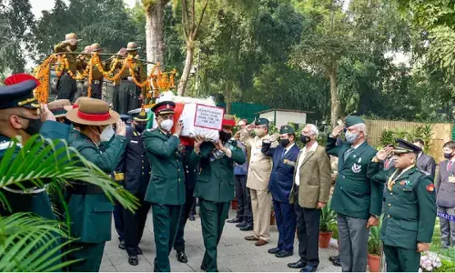 CDS Bipin Rawat Funeral: जनरल बिपिन रावत और मधुलिका रावत का 4 बजे होगा अंतिम संस्कार