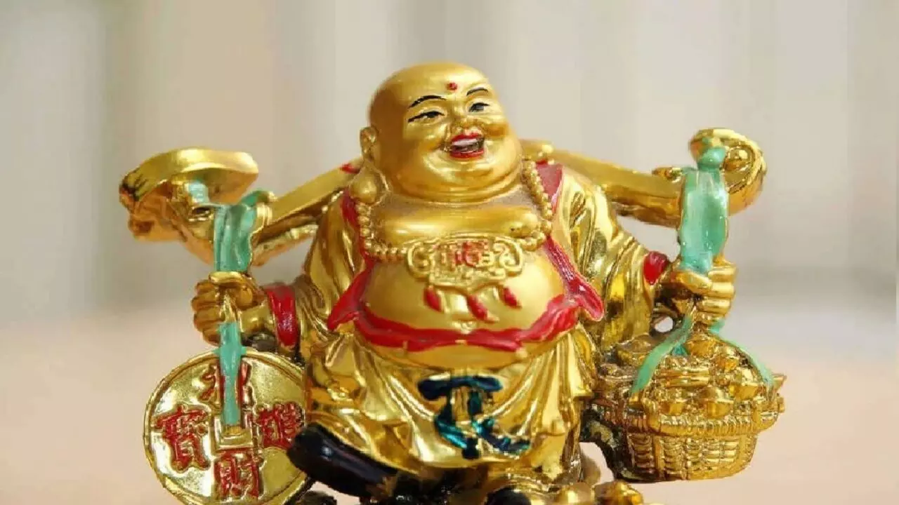 Fengshui Tips: नए साल 2022 में अपने घर ले आए Laughing Buddha, घर में बरसने लगेगा पैसा, पल भर में बन जाएंगे करोड़पति