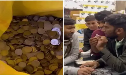 iPhone: जब सिक्कों का ढेर लेकर आईफोन खरीदने पहुंचा ग्राहक, दुकानदार ने पकड़ा   सिर, देखें फनी वीडियो