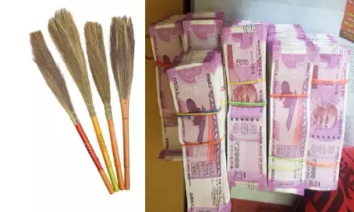 झाड़ू में होता है माता लक्ष्मी का वास, ऐसा उपाय करने पर कर देती है मालामाल, जानिए!