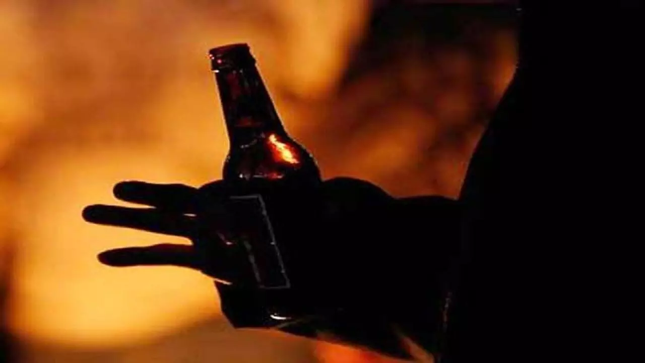 drunkard ran away after leaving bottle after seeing police stampede broke out drunkard ran away after leaving bottle after seeing police stampede broke out