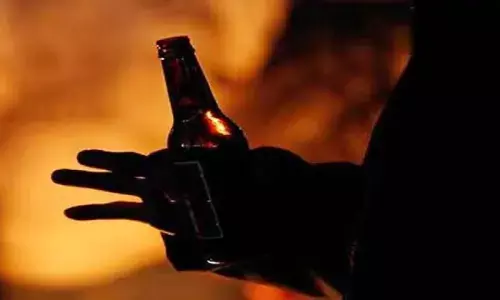 drunkard ran away after leaving bottle after seeing police stampede broke out drunkard ran away after leaving bottle after seeing police stampede broke out