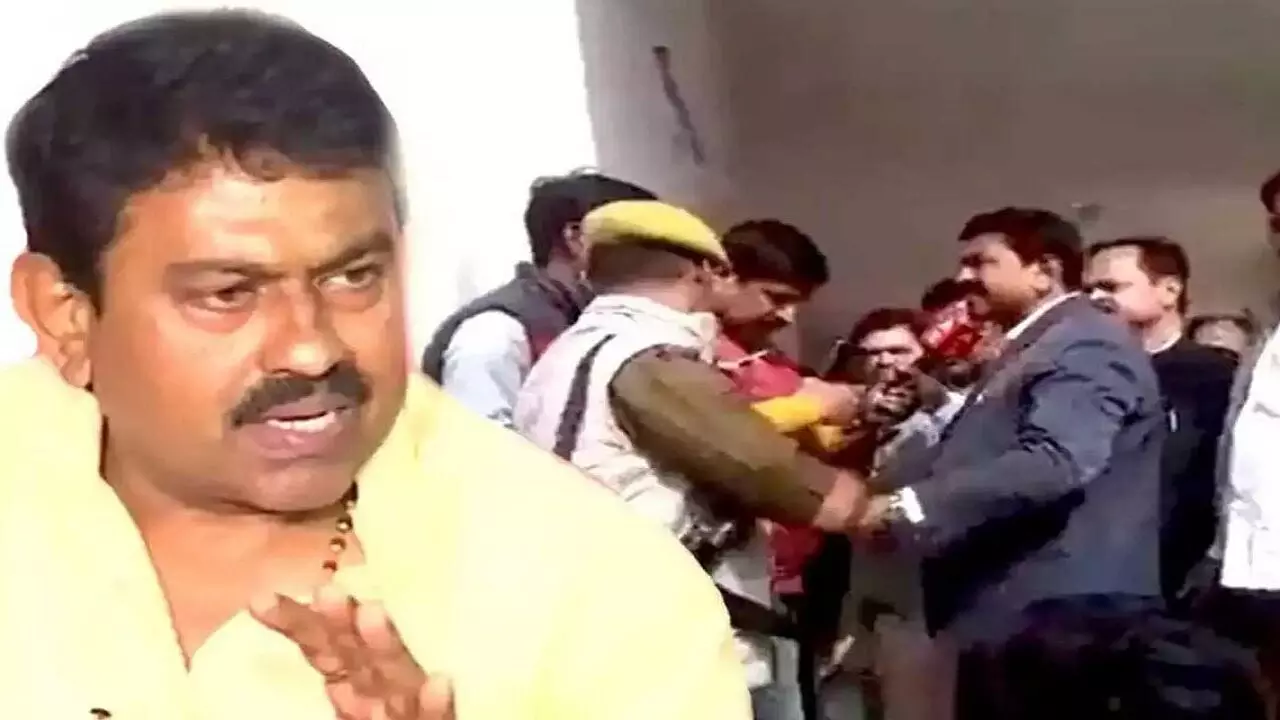 Ajay Mishra Teni: पत्रकार को गरियाने वाले मंत्री अजय मिश्रा टेनी का क्राइम रिकॉर्ड बहुत बड़ा है