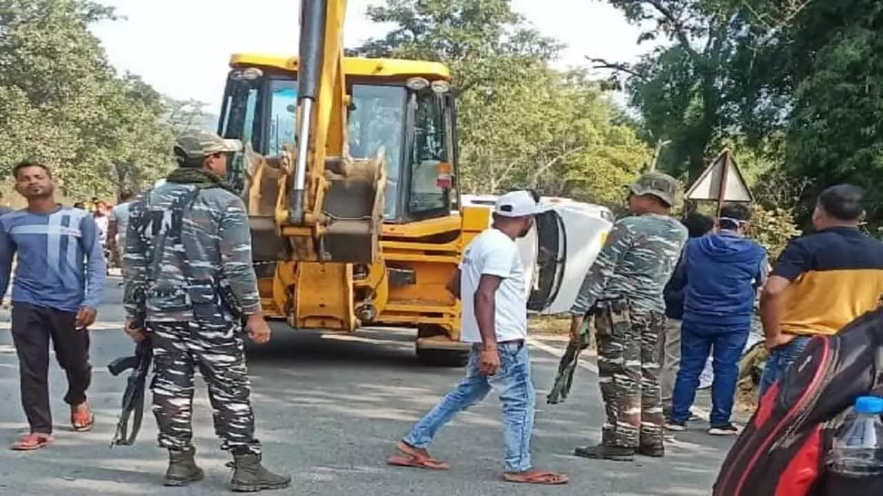 Chhattisgarh: बीच सड़क पर पलटा STF का वाहन, घायल हो गये 4 जवान, 1 की हालत गंभीर