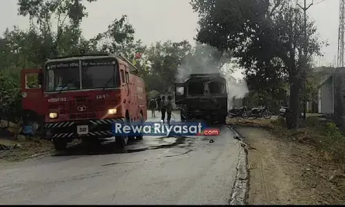 सतना में बड़ा हादसा, ऑइल टैंकर ने बाइक सवारों को कुचला, 3 की मौत, लगी भीषण आग सतना में बड़ा हादसा, ऑइल टैंकर ने बाइक सवारों को कुचला, 3 की मौत, लगी भीषण आग